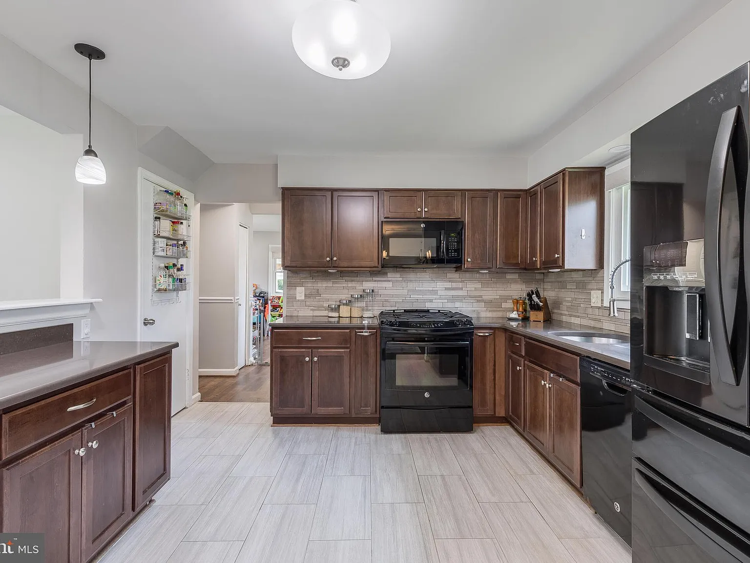 4 bed, 2.5 bath, 2628 sqft, $4,200 — Photo 2