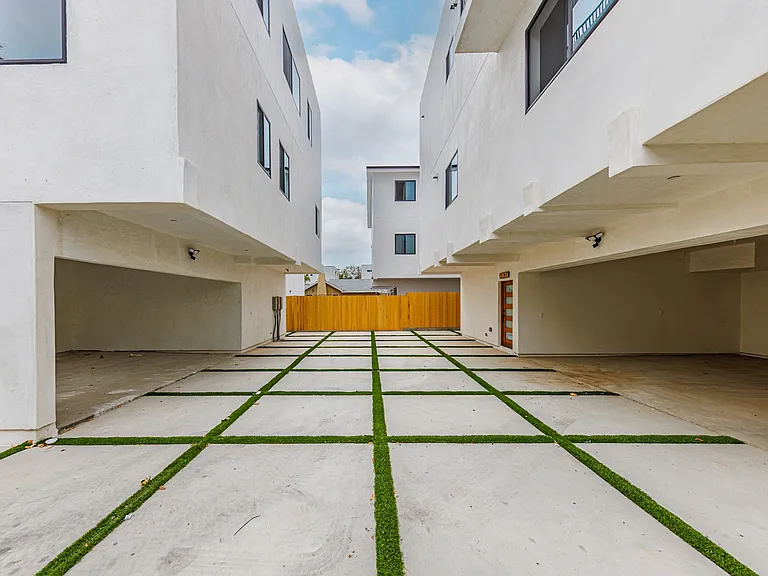 2026 Luxury 3, 4 & 5 Bed Townhomes — Photo 4