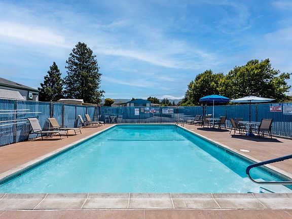 3rd image of 660 Leslie Street #60