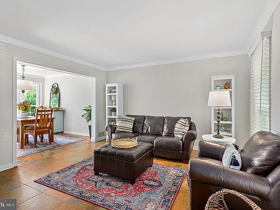 5th image of 706 Clairmont Ct NE
