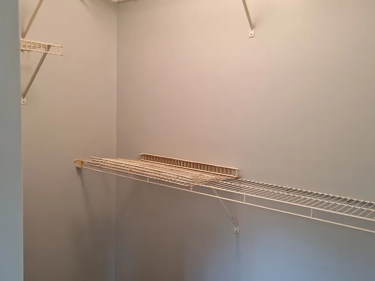 210 Elmwood Dr — Photo 4