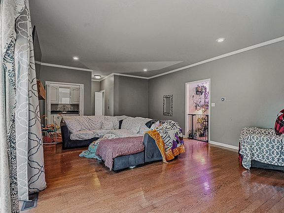 4th image of 2104 Spring Hollow Dr