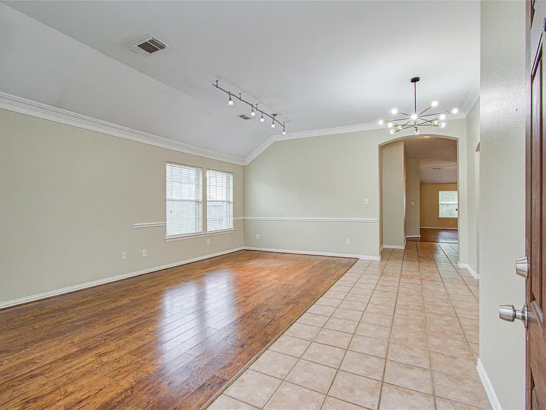 18223 Heathridge Ln — Photo 6