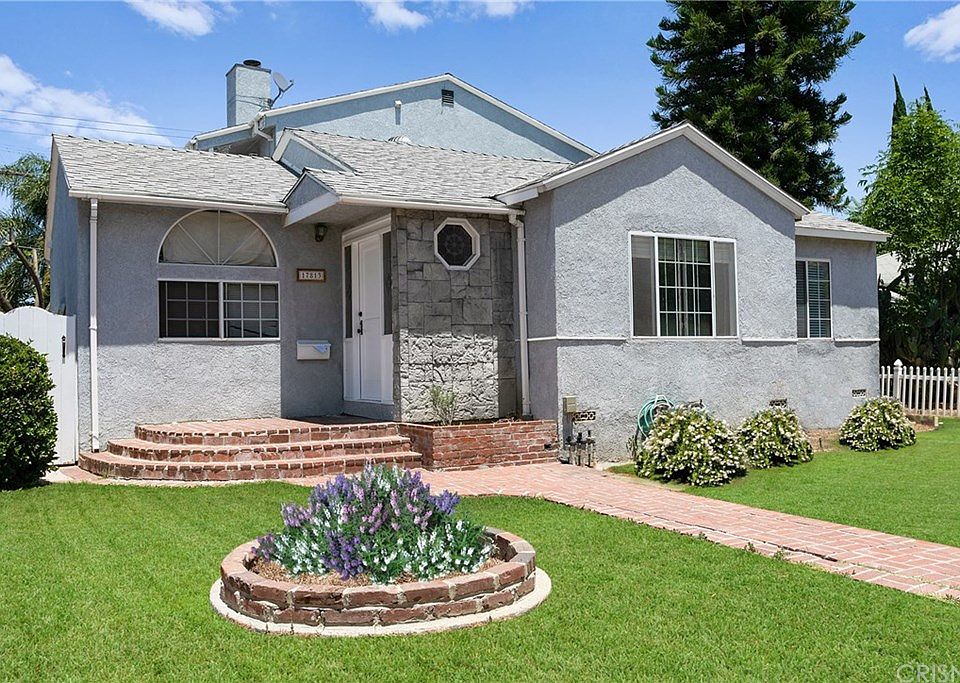 1st image of 17813 Burbank Blvd