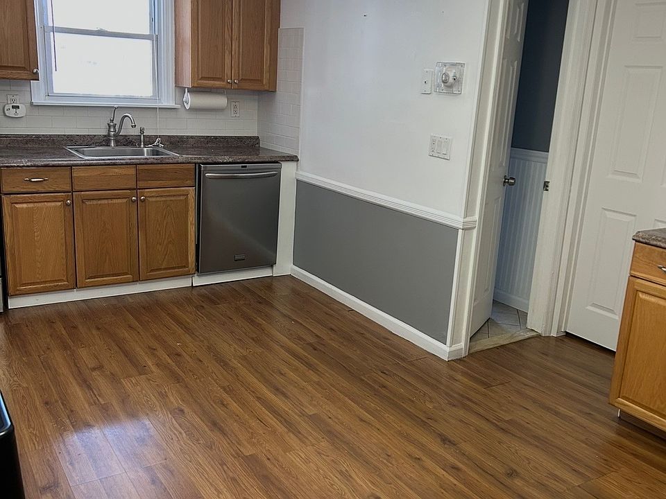 Large EIK, dish washer. Beautiful hardwood floors
