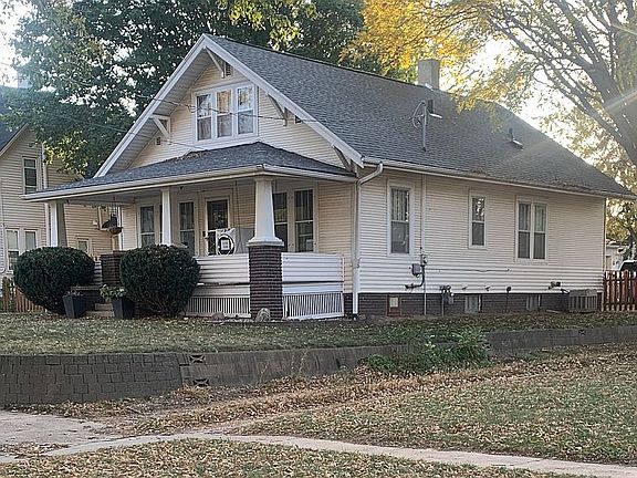 3rd image of 613 S Helen St