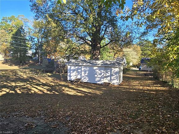 4th image of 2302 McKinney St