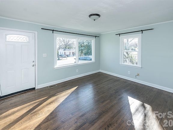 5th image of 2271 Knowles St