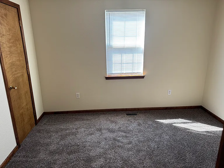 933 W Central St — Photo 12