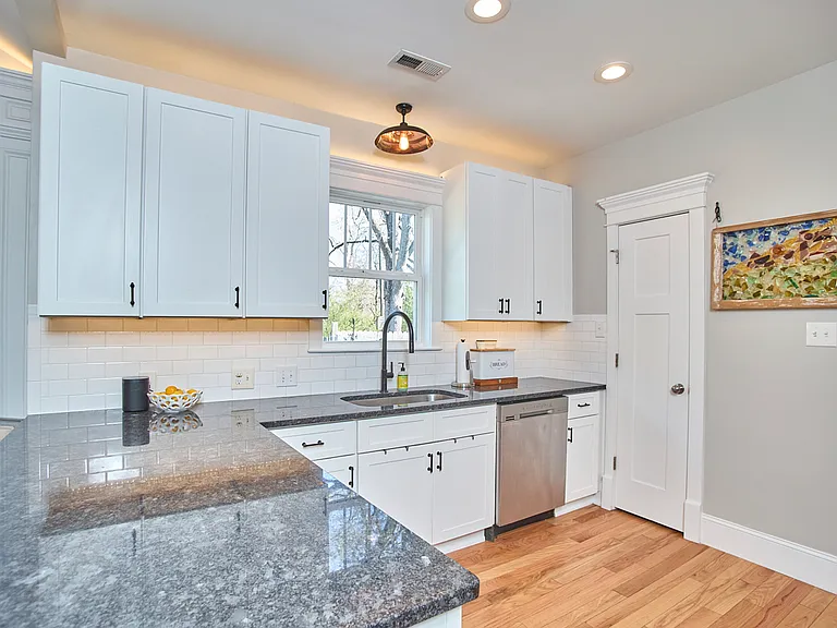 Stainless steal appliances
Under and over cabinet dimmable lighting
Gas range
LARGE walk in pantry