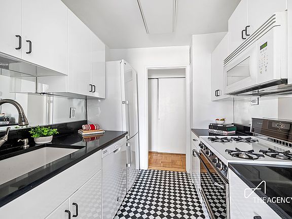 5th image of 200 E 84th St APT 10F