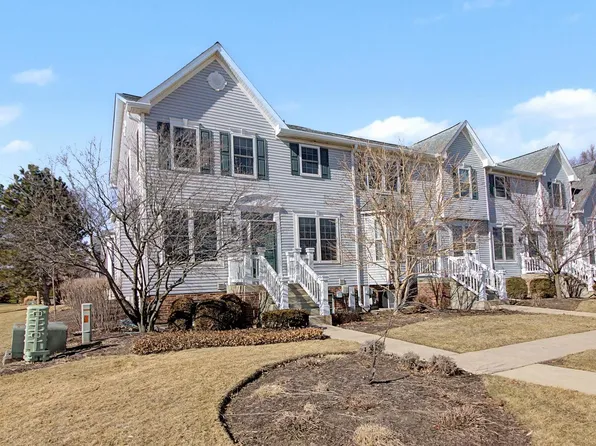 2047 Swan Ln, Batavia, IL 60510