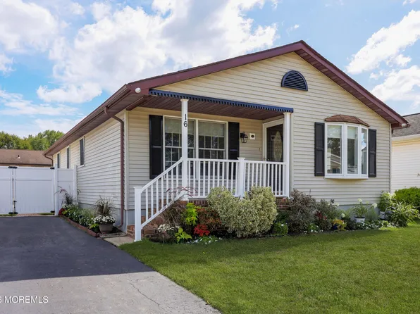16 Pine Tree Lane, Manalapan, NJ 07726