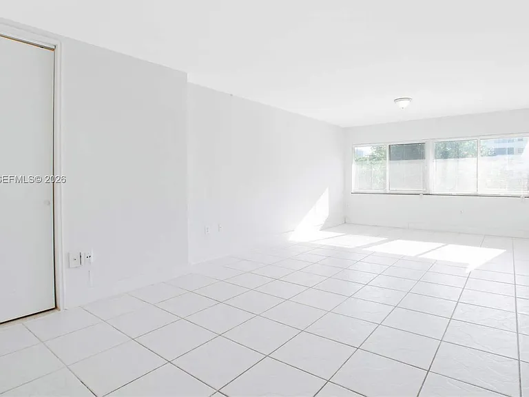 10001 W Bay Harbor Dr #208 — Photo 3