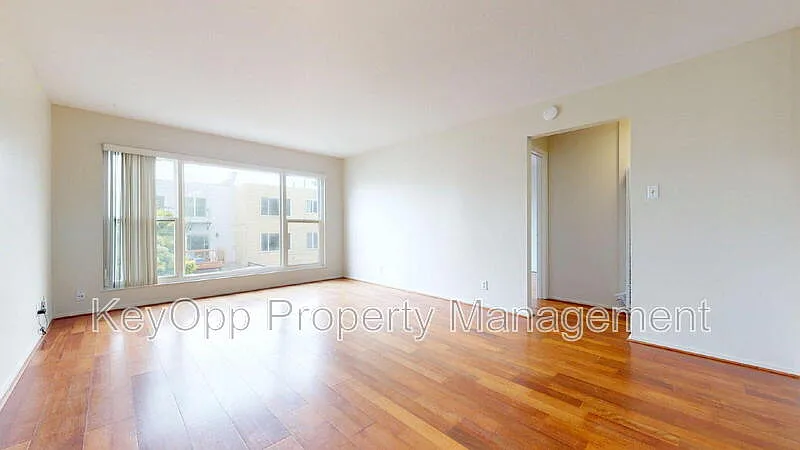 2 bed, 1.0 bath, 821 sqft, $4,995 — Photo 2