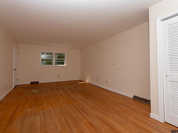 5th image of 10 Pinecrest Dr