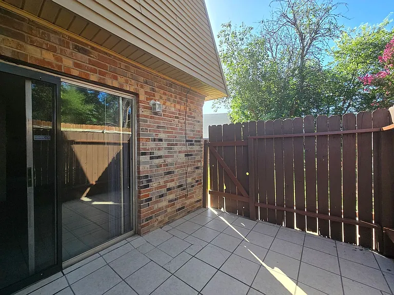 2304 Wales Cir #B — Photo 15