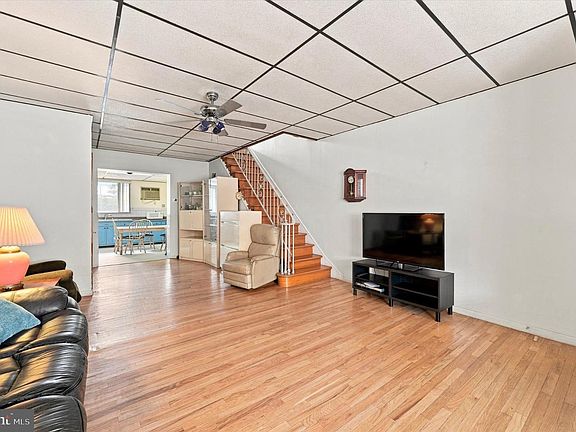 3rd image of 832 Tasker St
