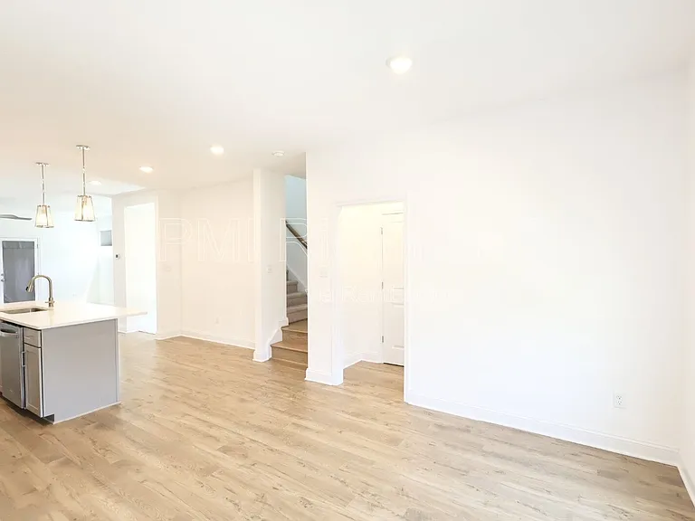 425 Randolph View Dr — Photo 23
