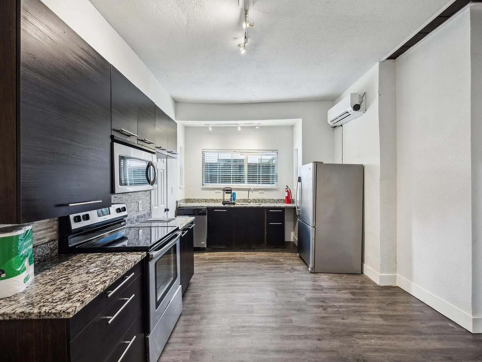 3 bed, 2.0 bath, 1000 sqft, $1,200 — Photo 3