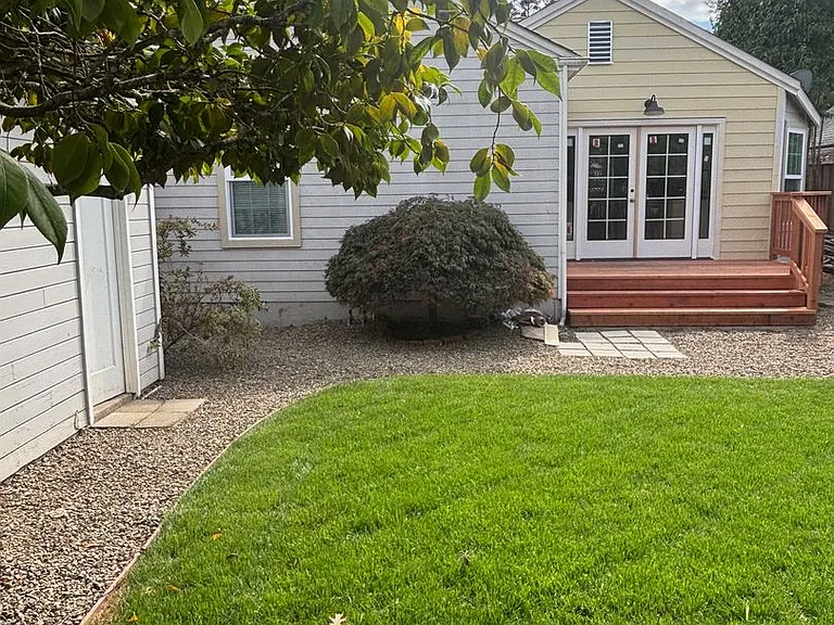 915 Howard St — Photo 17