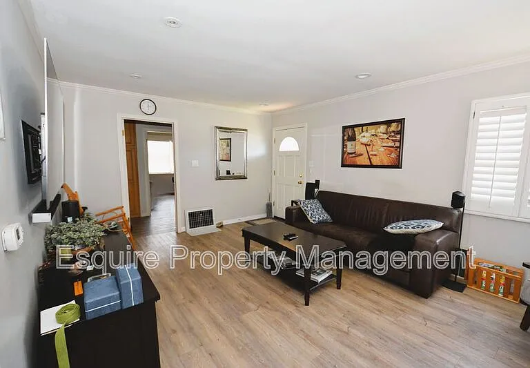 121 Jordan Ave — Photo 3