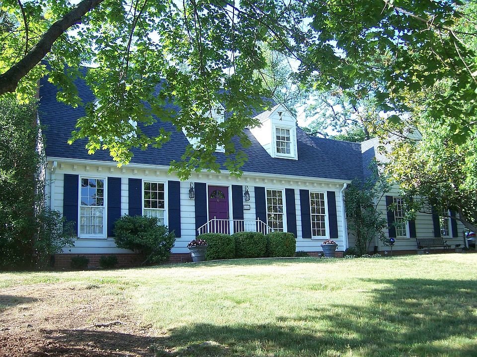 Charming Williamsburg Colonial on Cul-de-Sac