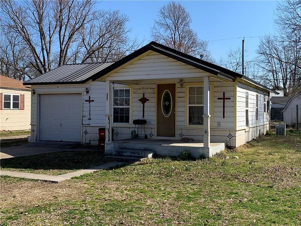 2nd image of 823 S Elm St