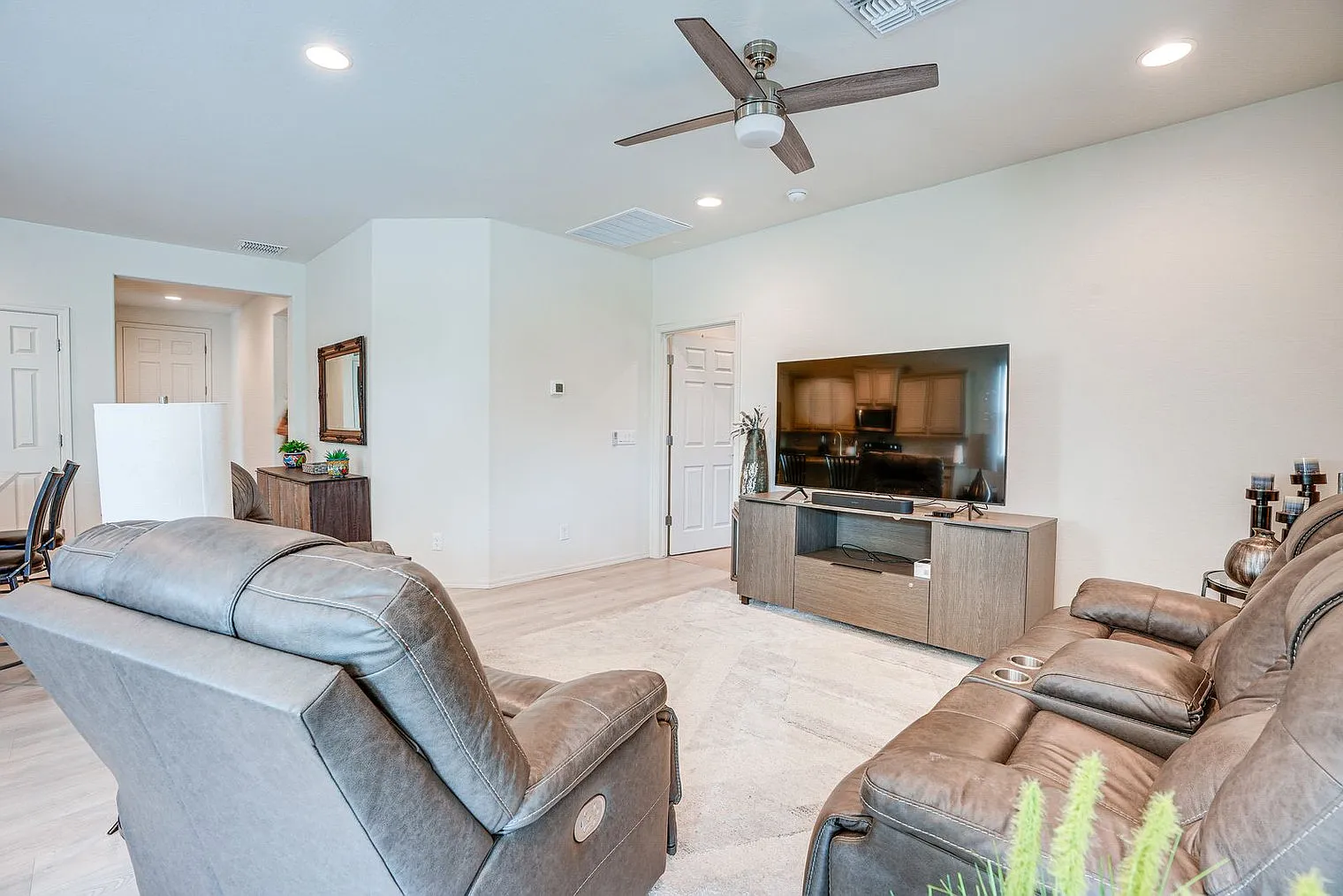 2 bed, 2.0 bath, 1270 sqft, $2,661 — Photo 3