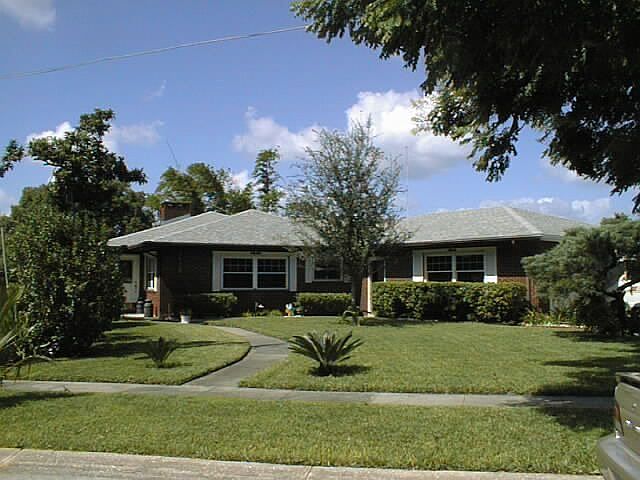 LAKEFRONT HOME WITH OVER 5100 SQUARE FEET OF LIVING SPACE! INCLUDES BASEMENT.