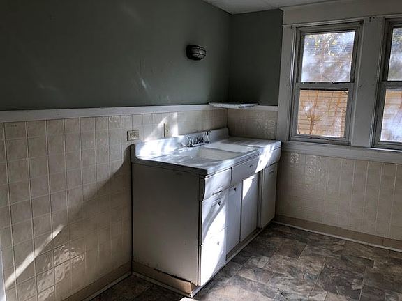 3rd image of 35 Fuller St Unit 1