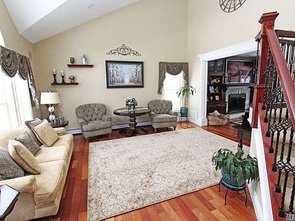 3rd image of 8 Kimberly Ct