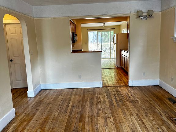 3rd image of 757 E 8th St