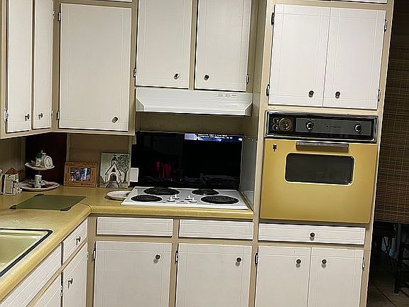 Updated kitchen and fixtures
