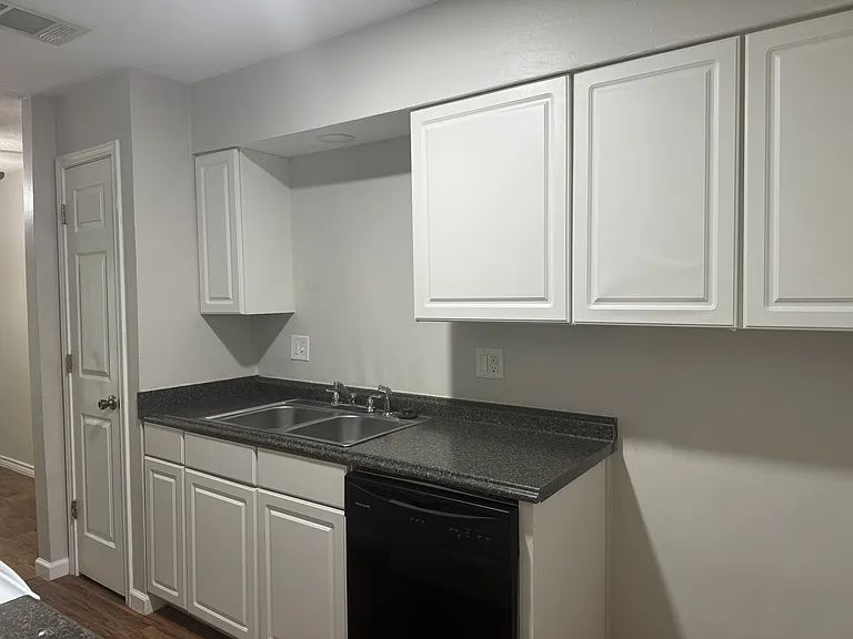 208 Uhland Rd — Photo 1
