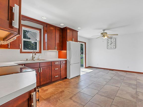 5th image of 507 Woodside Dr SW