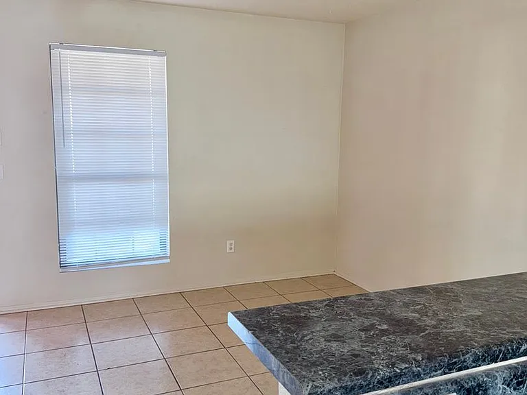 1102 Leslie Cir — Photo 5