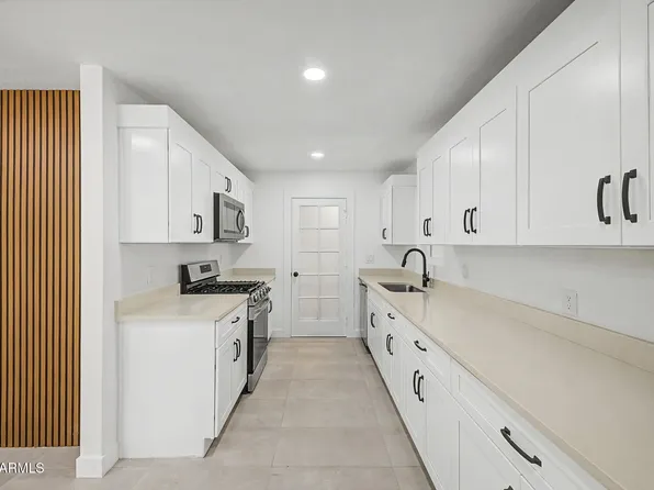 2305 W MARYLAND Avenue, Phoenix, AZ 85015