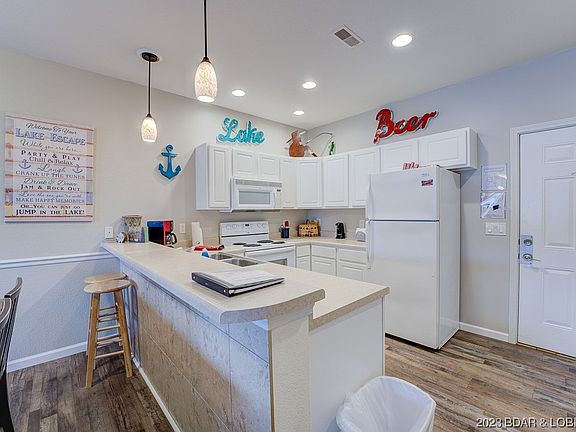 4th image of 4935 Robins Cir #212