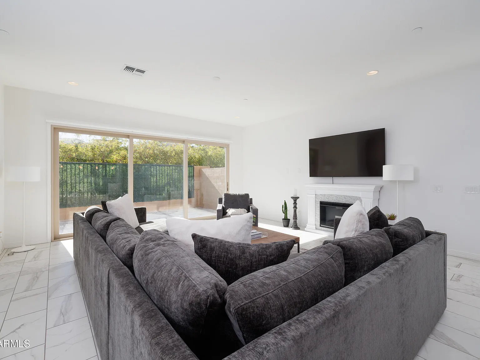3 bed, 2.5 bath, 2378 sqft, $4,500 — Photo 3