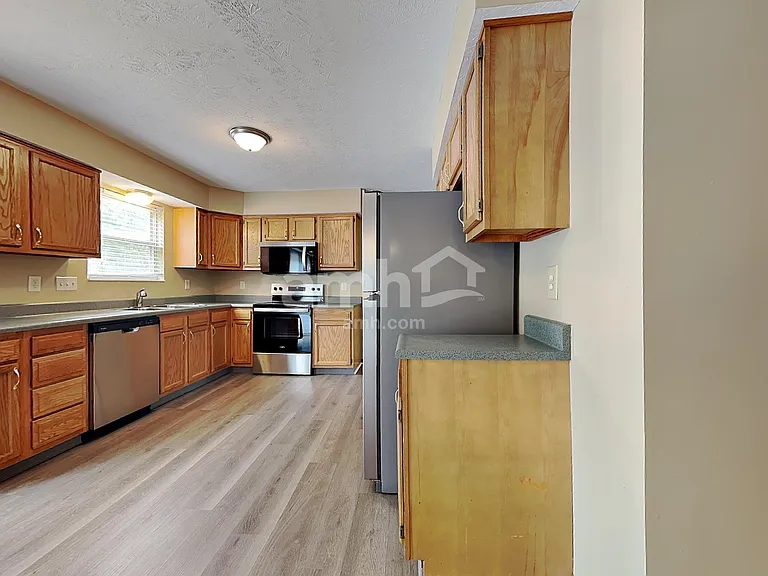 440 Dexter Ct — Photo 3