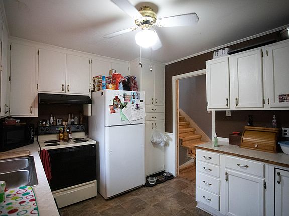 5th image of 202 E Elm St