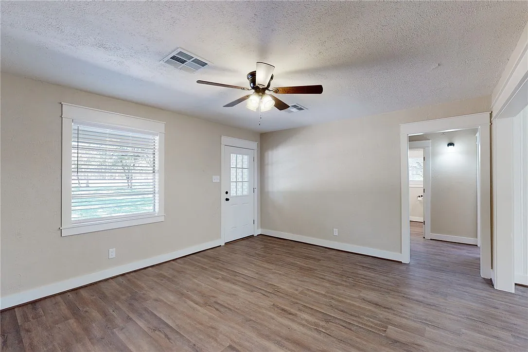 3 bed, 2.0 bath, 1393 sqft, $1,750 — Photo 4