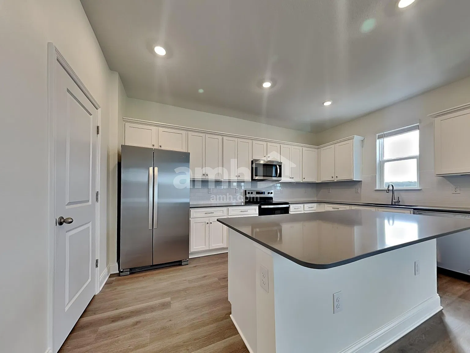 4 bed, 2.5 bath, 2449 sqft, $3,100 — Photo 4