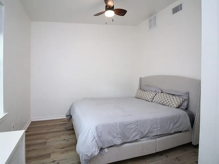 5411 Hudson St — Photo 16