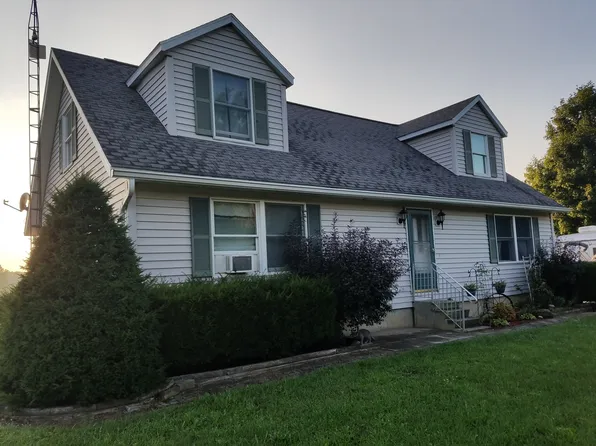 978 Clarendon Rd, Quincy, MI 49082