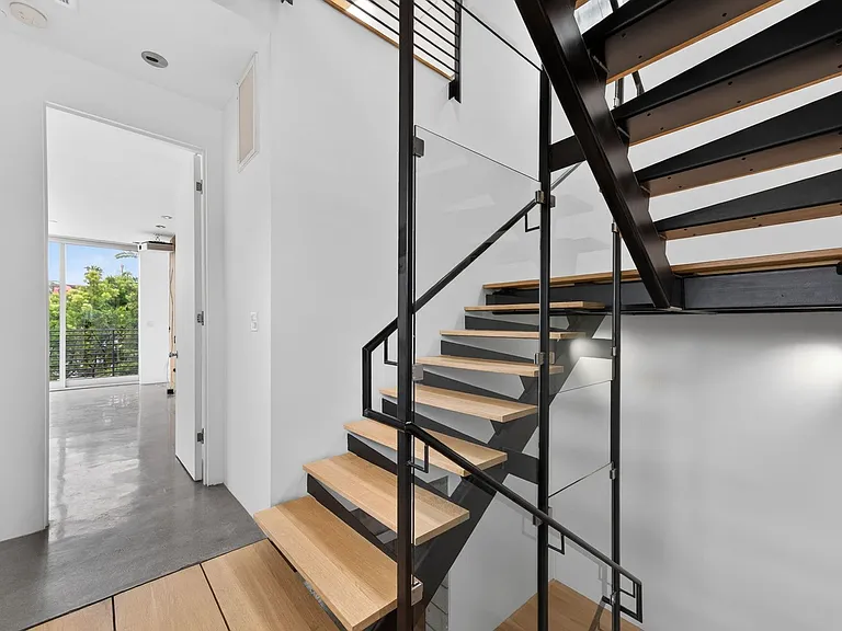 404 Grand Blvd — Photo 29