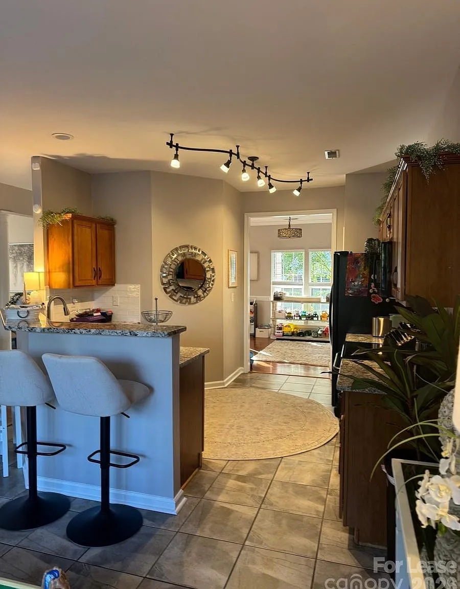 3 bed, 2.5 bath, 2452 sqft, $2,600 — Photo 4