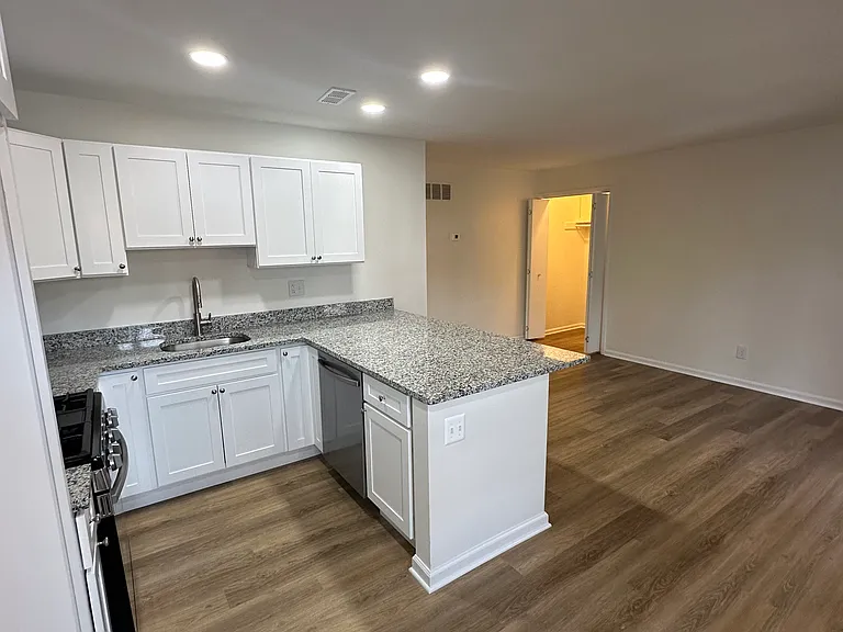10 Cedar Ave #E — Photo 2