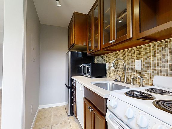 3rd image of 1737 N Queens Ln APT 126